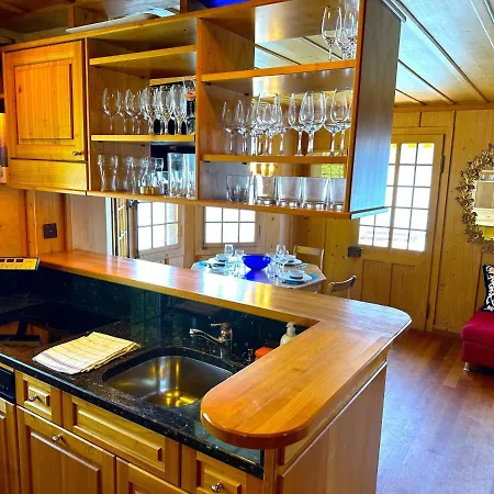 Dağ evi Concierge, Boat House Scenic Views By Swisshut Sigriswil